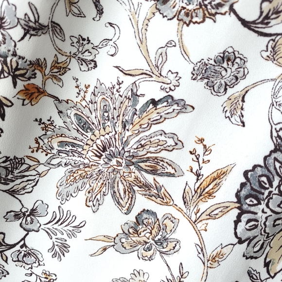 Rose + Olive Women's Blouse Long Sleeve Floral Cream Lightweight Size Medium - Picture 12 of 14